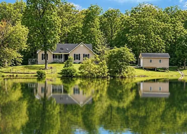 Missouri home with pond representing real estate buying opportunities