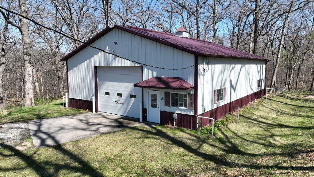 Johnson County Iowa residential property for sale with 40x60 shop building near Solon